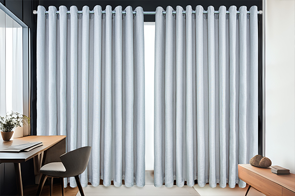 Cortina Belíssima em Tecido Plano com Ilhós Cromado | Corti Lester 